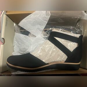 Flat Shoes with Straps